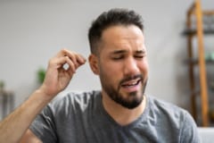 チンパンジーの間で「耳やお尻の穴に草を挿す」ファッショントレンドが巻き起こるの画像 4/5