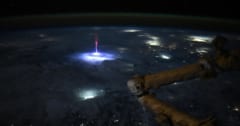 稀な放電現象「レッドスプライト」をISSから撮影に成功！の画像 1/2