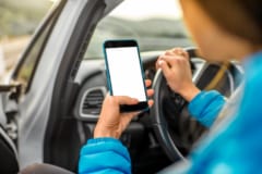 10代若者は運転中の21％を「スマホを見ること」に費やしているの画像 3/4