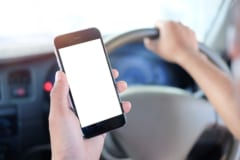 10代若者は運転中の21％を「スマホを見ること」に費やしているの画像 2/4