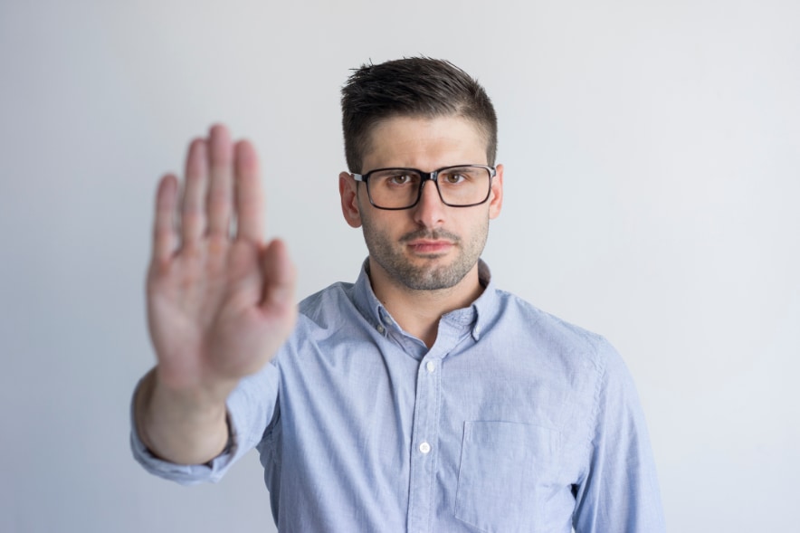 【世界的な癖】人は難しい判断を下すとき他人の助言に頼らない