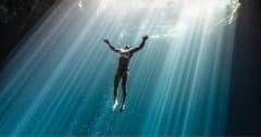 クロアチアのフリーダイバーが「水中息止めのギネス記録」を塗り替えるの画像 1/2