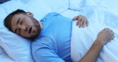 無呼吸症候群の重症化リスクは「週末の夜に最大47％高まる」と判明の画像 1/4