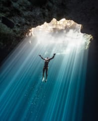 クロアチアのフリーダイバーが「水中息止めのギネス記録」を塗り替えるの画像 2/2
