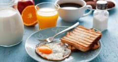 朝食抜き・遅い夕食で「骨折リスクが高まる」と判明の画像 1/3