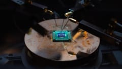上に積み上げることでムーアの壁を越える「立体積層チップ」が登場