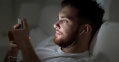 夜間のSNS投稿は「メンタルヘルスを悪化させる」と判明の画像 1/1