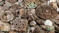 ミミズを掘っていた男性が２万枚の中世の銀貨を発見の画像 1/4