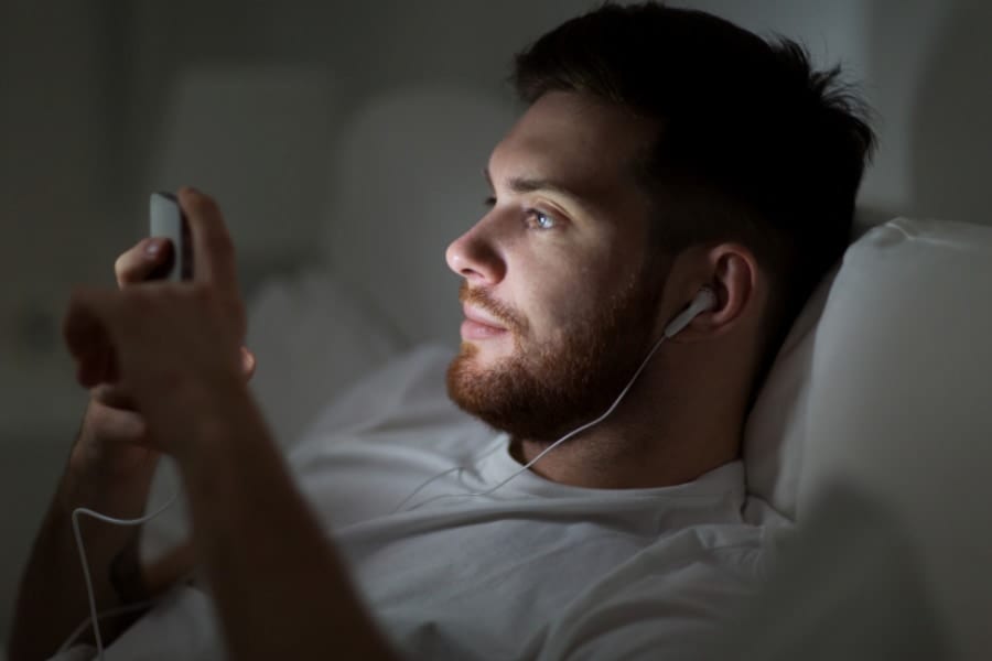 夜間のSNS投稿は「メンタルヘルスを悪化させる」と判明