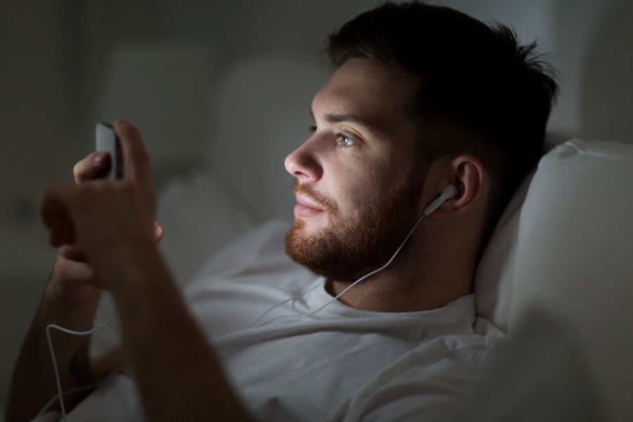 夜間のSNS投稿は「メンタルヘルスを悪化させる」と判明