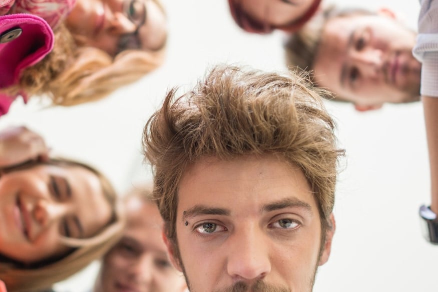 多くの若者は友人に満足しているが、孤独を感じている