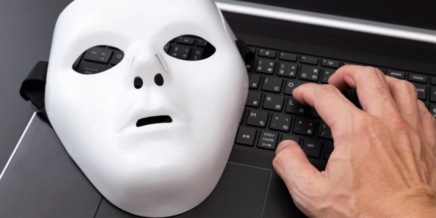 『Science』掲載:偽アカウント相場の核を追え