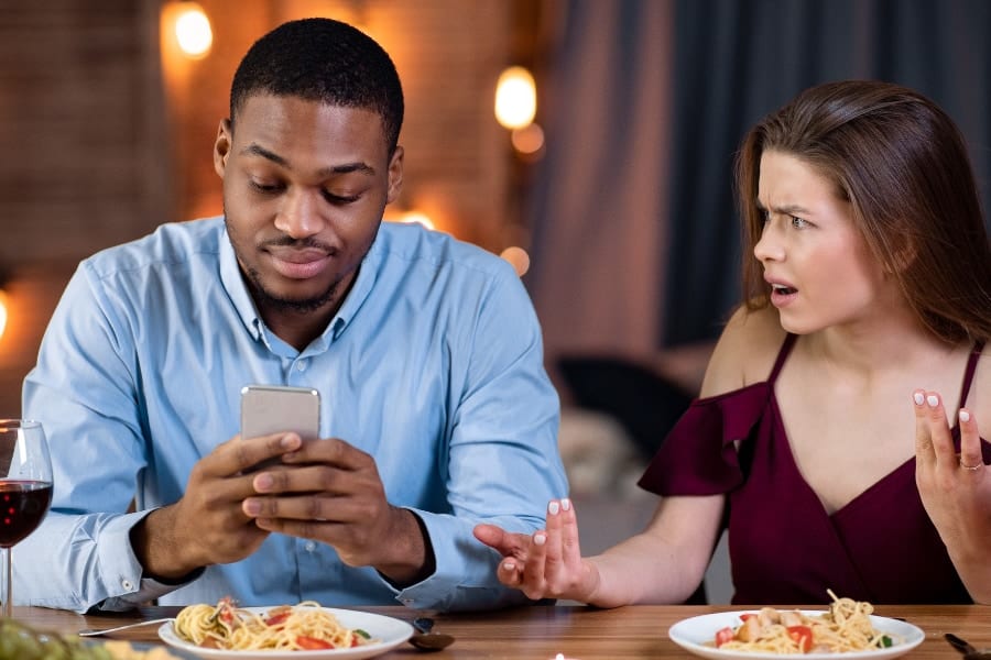 なぜ会話相手の目の前でスマホを操作してしまうのか？――スマホ時代の心理