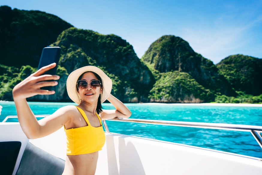 「贅沢な物」より「贅沢な体験」を誇示する方が”温かみがある”と評価される