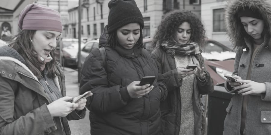 会話相手が目の前にいるのに全員がスマホに夢中になっている様子