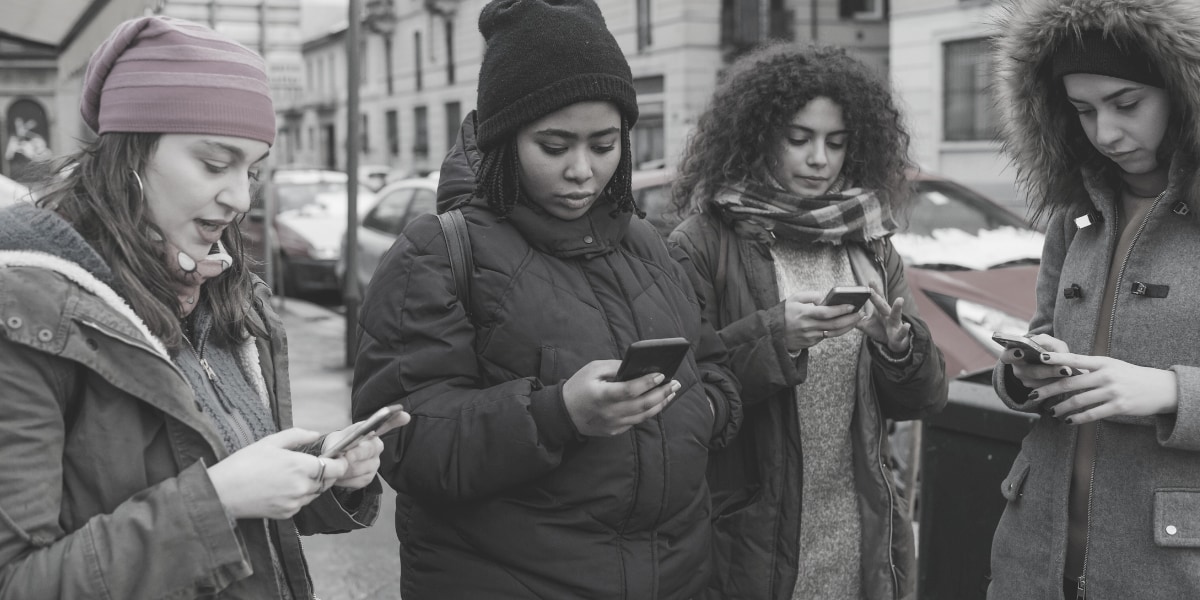 会話相手が目の前にいるのに全員がスマホに夢中になっている様子