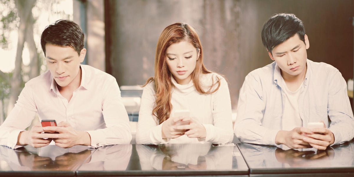 会話相手前でスマホを操作させる心の仕組み