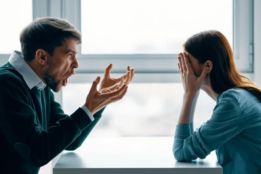 恋人と「政治の価値観」が違うと、関係満足度が下がる