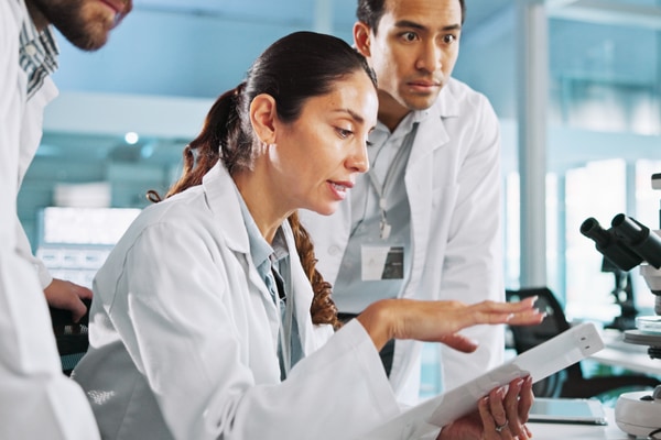 「科学を信じない人」がいる理由は科学者が気に食わないから