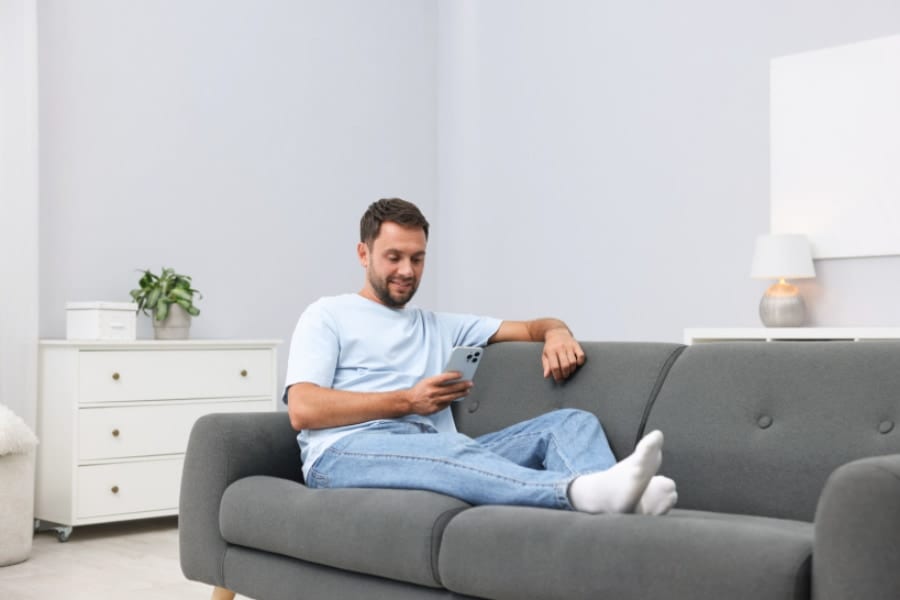 仕事で疲れた日は「スマホやテレビを少し見る」と回復が促される