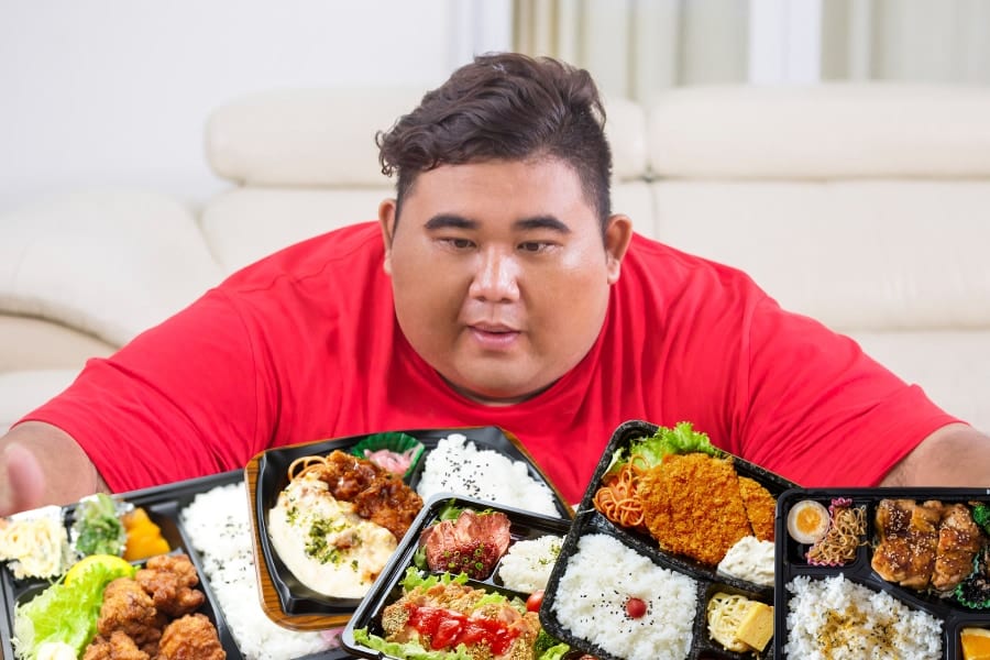 炎症まみれの身体はコンビニ飯を選びがち？　肥満と“めんどくさい脳”の意外な関係