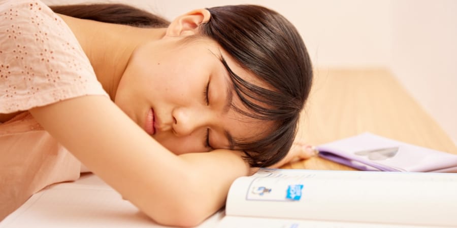 週末の寝だめが「うつ状態」に4割の差をつけた