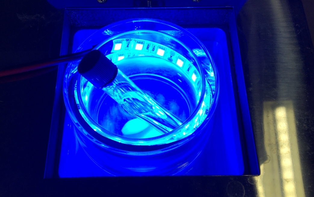 名古屋大学がレアメタルなしで「鉄と光」による有用天然物の合成に成功