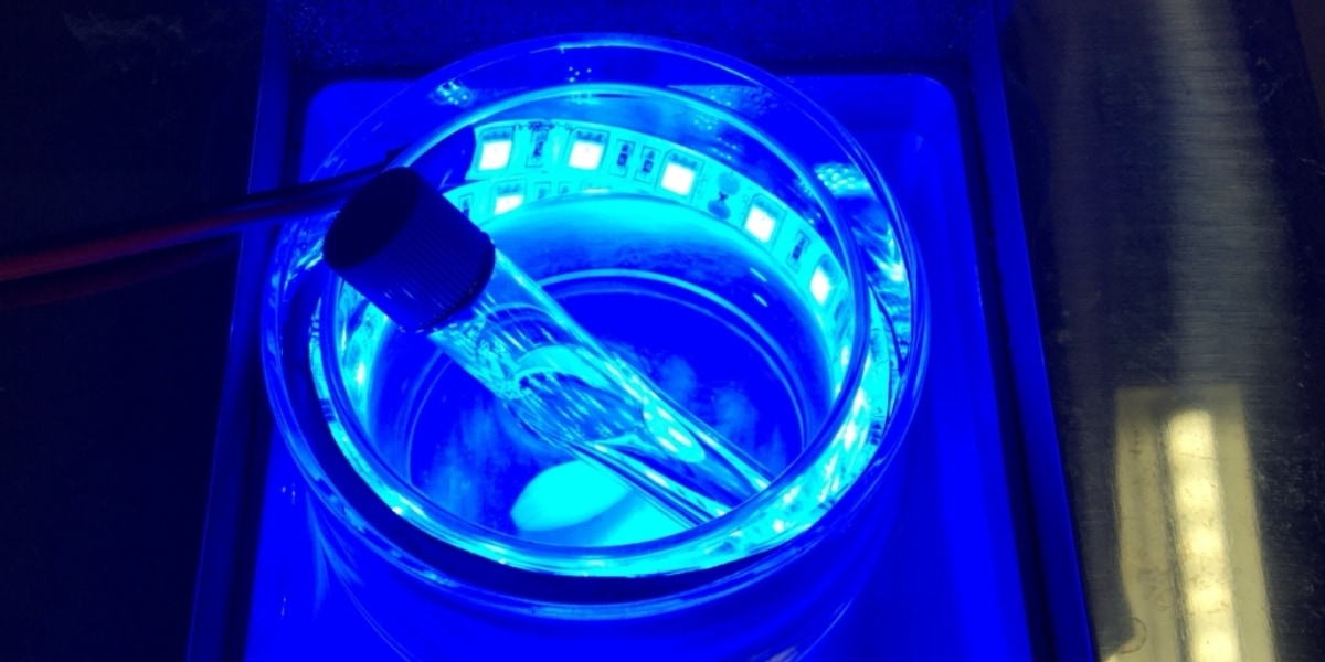 名古屋大学がレアメタルなしで「鉄と光」による有用天然物の合成に成功