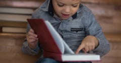 4～5歳児の28％が本を正しく開けず”スワイプ”してしまう【英国】の画像 1/1