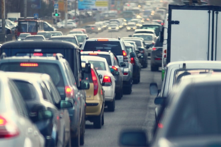 交通量が多い道路の近くで育つと「抑うつ」「不安」リスクが高まる