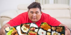 炎症まみれの身体はコンビニ飯を選びがち？　肥満と“めんどくさい脳”の意外な関係