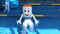 笑顔のロボットが水の上を歩く――密度は水の6％