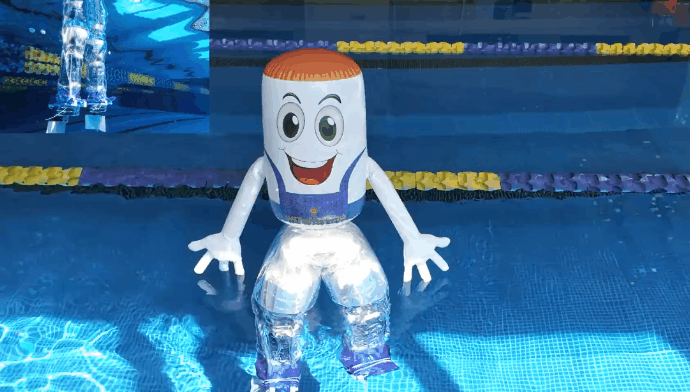 笑顔のロボットが水の上を歩く――密度は水の6％