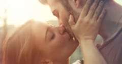 「情熱的なキス」を求めている人とは？日常での”ある傾向”が判明の画像 1/1