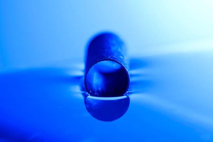 水を弾くことで浮力を得る「沈まない金属」が作られた