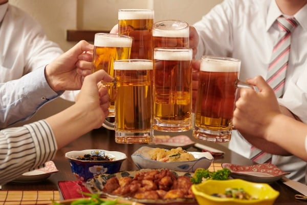 生涯を通じてよく飲む人は大腸がんを発症するリスクが最大91%も高くなる