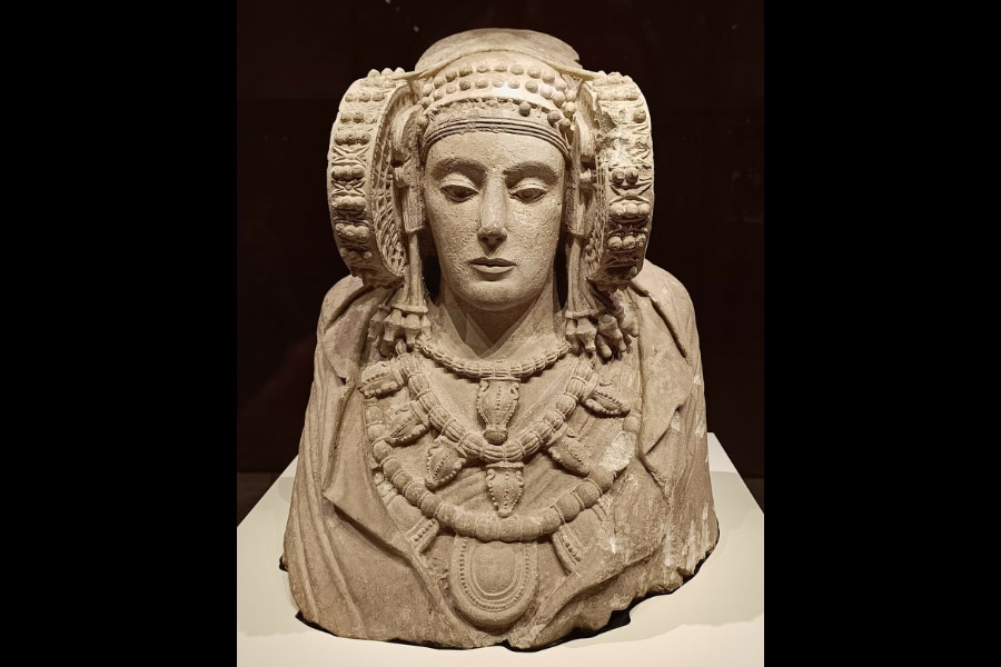 【神か人間か】2400年前の謎の石像「エルチェの貴婦人」の正体とは