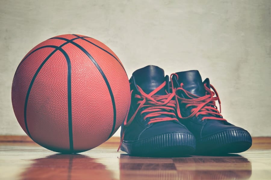 体育館でよく聞く「キュッ」音は靴底を走る時速300㎞の波が生んでいた