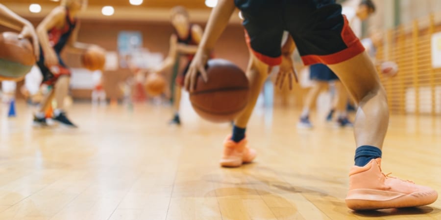 きしむバスケットボールシューズの秘密は誰も知らなかった