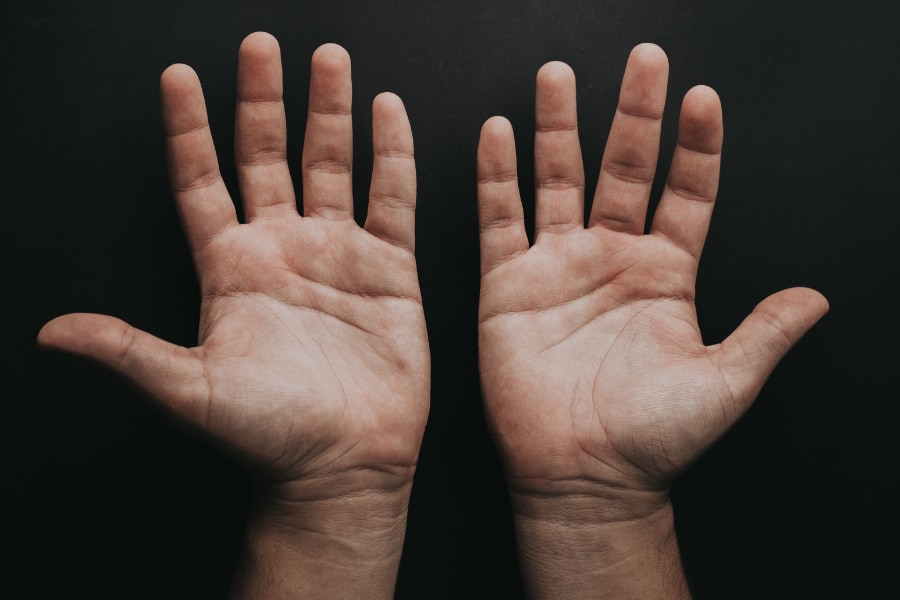 「22万人の指」を調べたら「人差し指と薬指」の長さ比が性的指向と関係していた - ナゾロジー