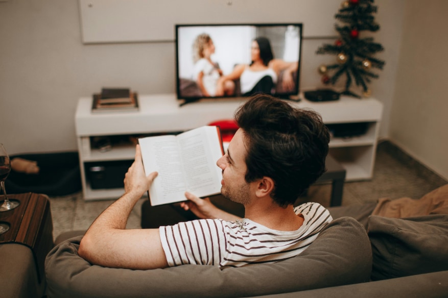 テレビより本！同じ「座りっぱなし」でも認知症リスクは異なる