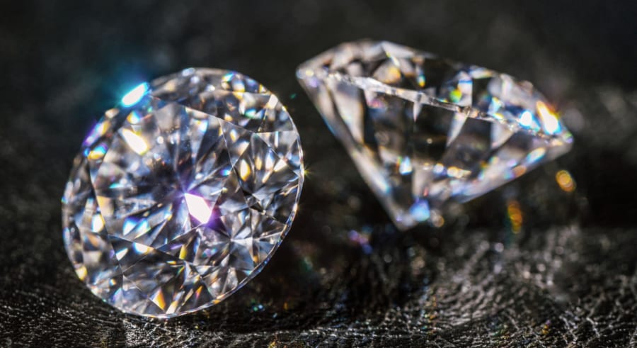 なぜダイヤの表面は硬く、内側が柔らかくなったのか──原子たちの"手の配り直し"