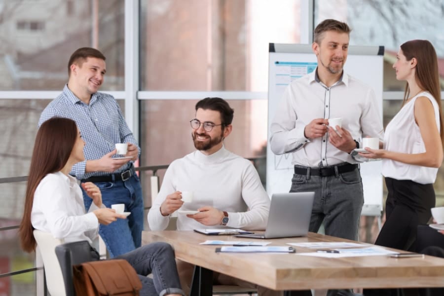 退屈で避けがちなテーマの雑談ーー実は「日々の満足度を高める」と判明