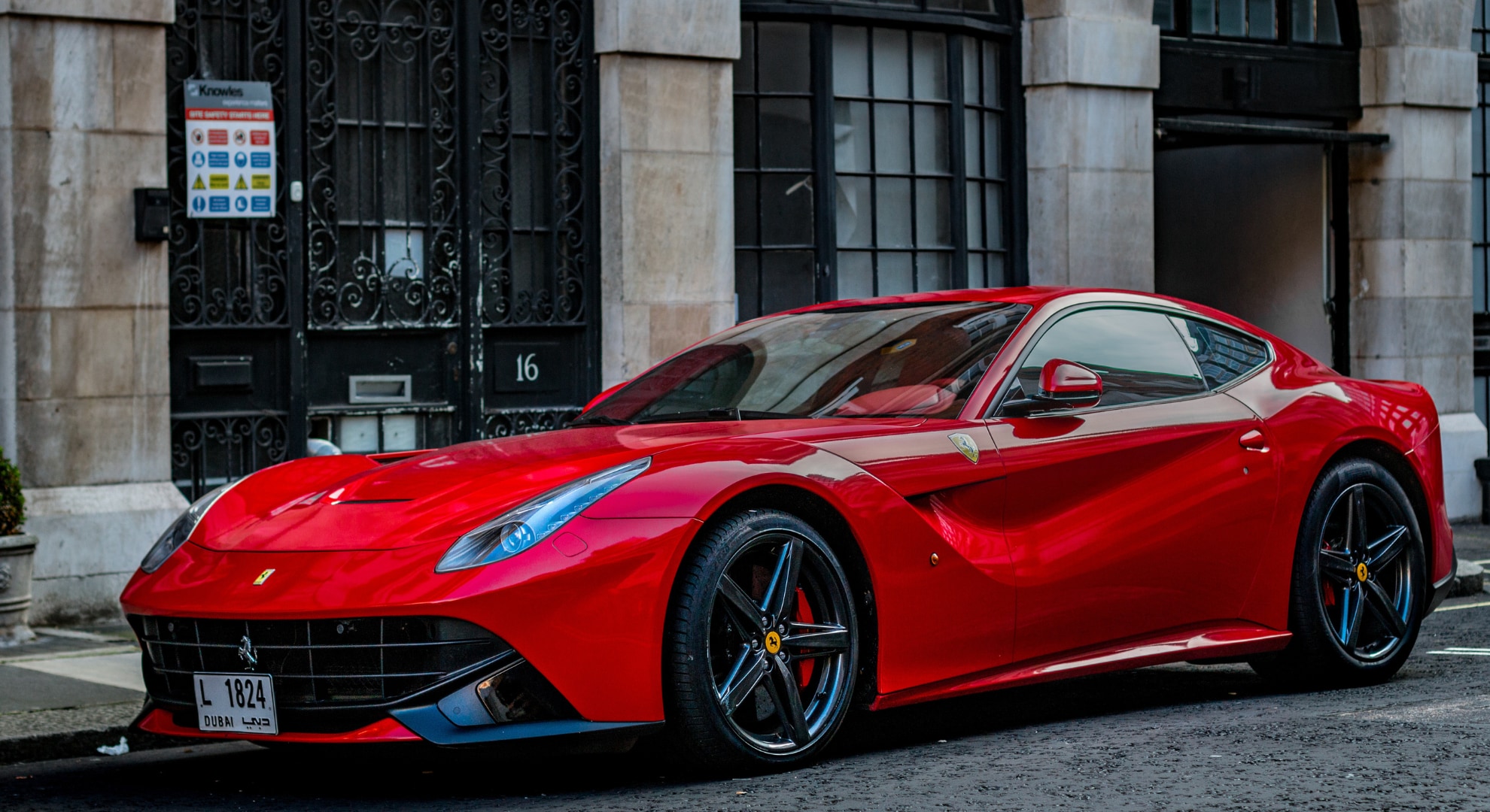 恋愛に不安を抱える人ほど「フェラーリや豪邸」を欲しがると判明――なぜなのか？の画像 3/4