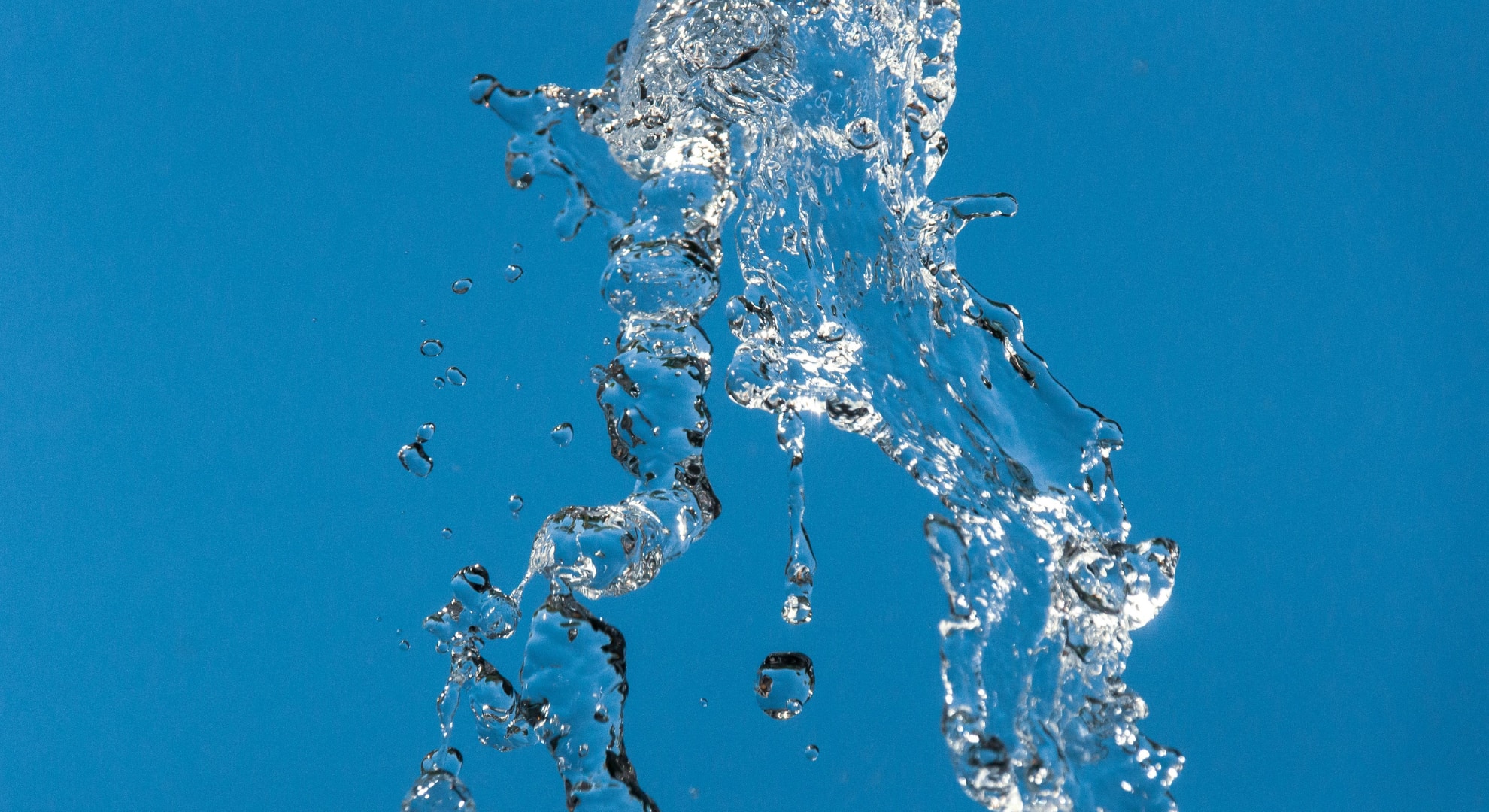 水でさえ固体のように「パキッ」となる可能性がみえてきた