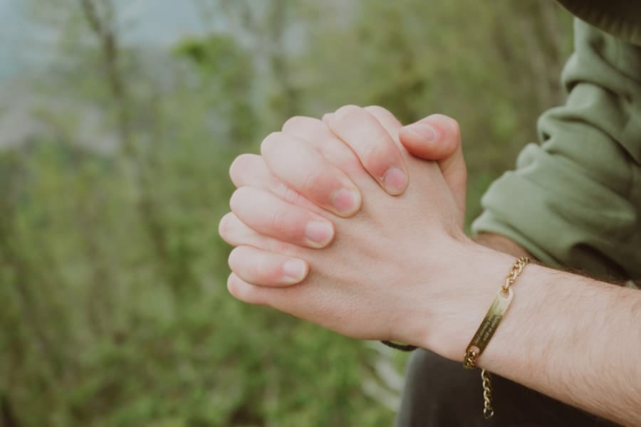 恋人のために「祈る」人ほど、関係満足度が高い傾向