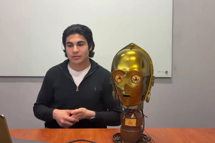 AIを搭載したリアルな「C-3PO」を自作した男性ーー実際に会話できる