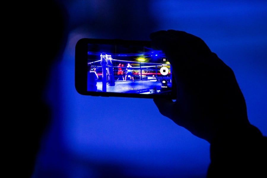 「昼間にしんどい人」が夜の動画沼にハマる――原因は夜だけではなかった
