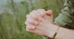 恋人のために「祈る」人ほど、関係満足度が高い傾向の画像 1/1