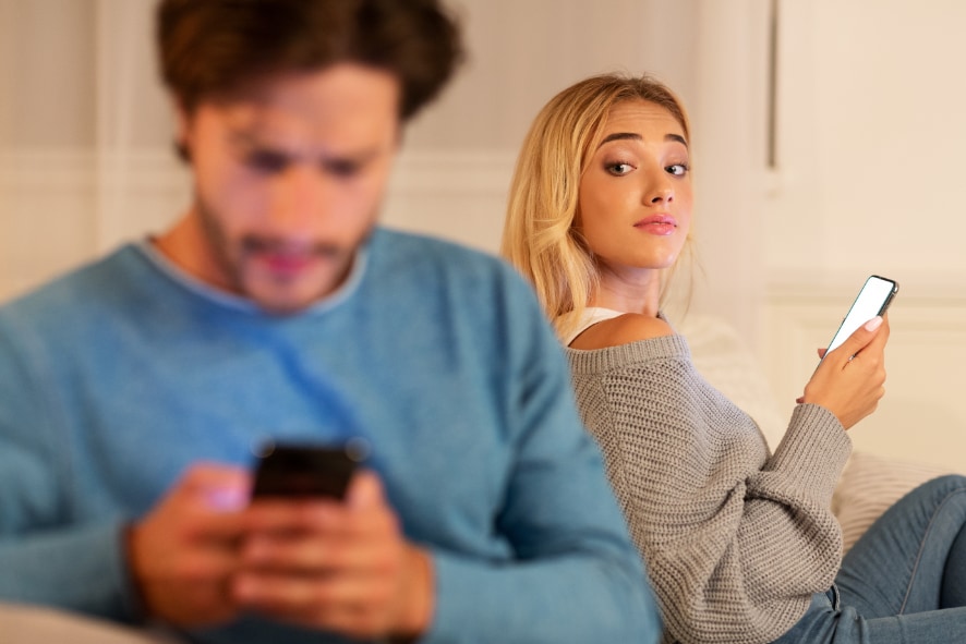 恋人それぞれが「スマホ操作」、実は”深く傷ついている”タイプとは？
